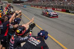 Jamie Whincup, Red Bull Holden se lleva la victoria