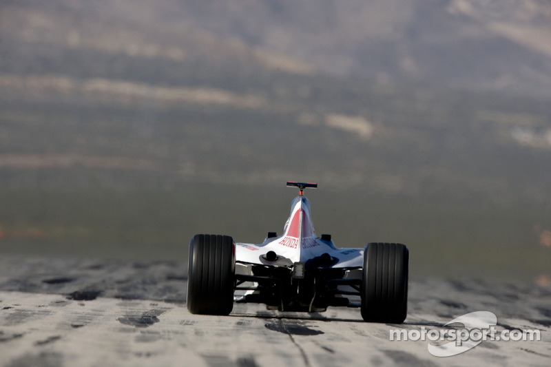 Alan van der Merwe fährt am Mojave Airport