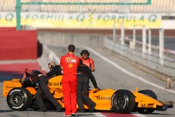 L'équipe Ferrari regarde la McLaren MP4-21 de Gary Paffett