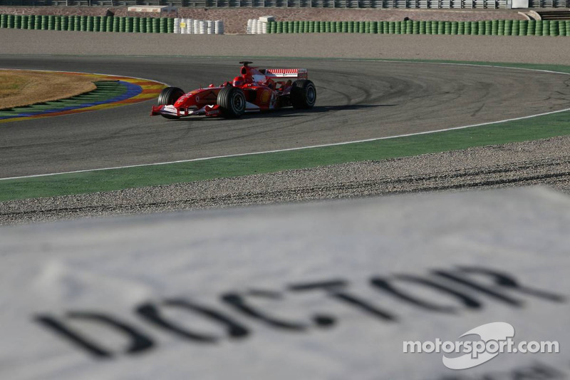 Valentino Rossi conduce el Ferrari F2004 con motor V10 en Valencia en 2006