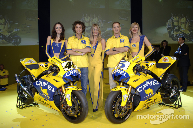 Valentino Rossi, Yamaha, und Colin Edwards, Yamaha, mit Girls