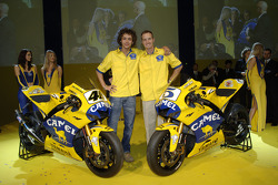 Valentino Rossi y Colin Edwards con la Camel Yamaha M1 2006