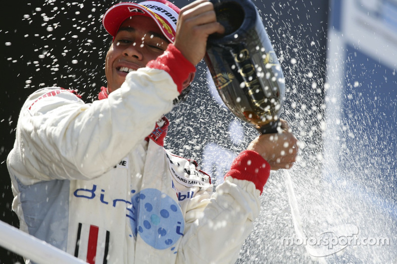 Lewis Hamilton comemora vitória na GP2, categoria que foi campeão competindo apenas no ano de 2006