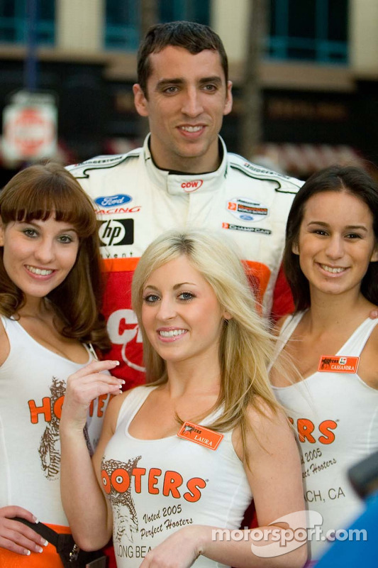 Justin Wilson avec les jeunes femmes de Hooters