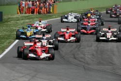 Largada: Michael Schumacher pega a liderança
