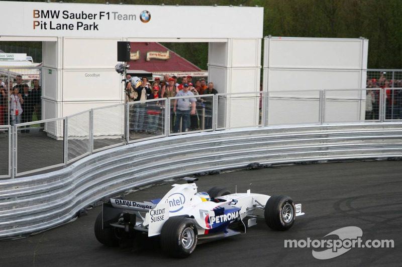 Visite du stand de l'équipe BMW Sauber: Nick Heidfeld sort la voiture du stand