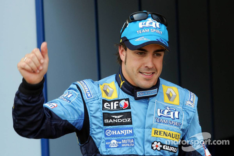 El ganador de la pole, Fernando Alonso celebra