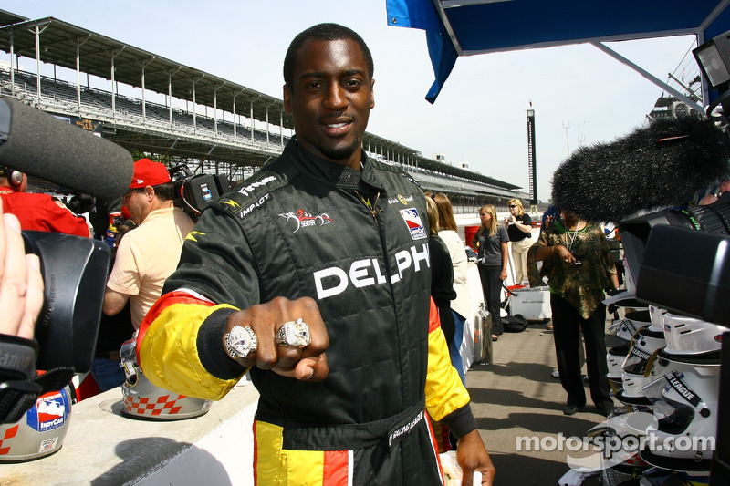 Le joueur de NFL Roosevelt Colvin essaie la IRL Experience deux places Indy Car