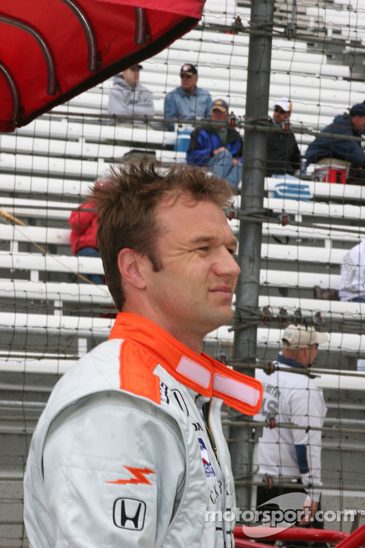 Townsend Bell regarde le tête-à-queue de Buddy Rice sur l'écran géant