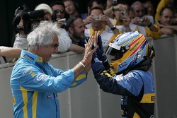 Yarış galibi Fernando Alonso kutlama yapıyor ve Flavio Briatore