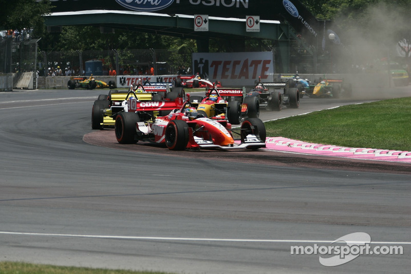 Justin Wilson en première position après le drapeau jaune et l'arrêt au stand