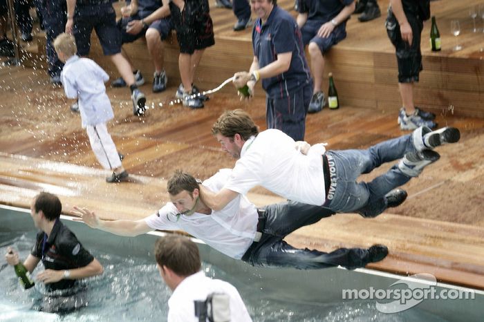 El equipo de Red Bull Racing celebra el primer podio