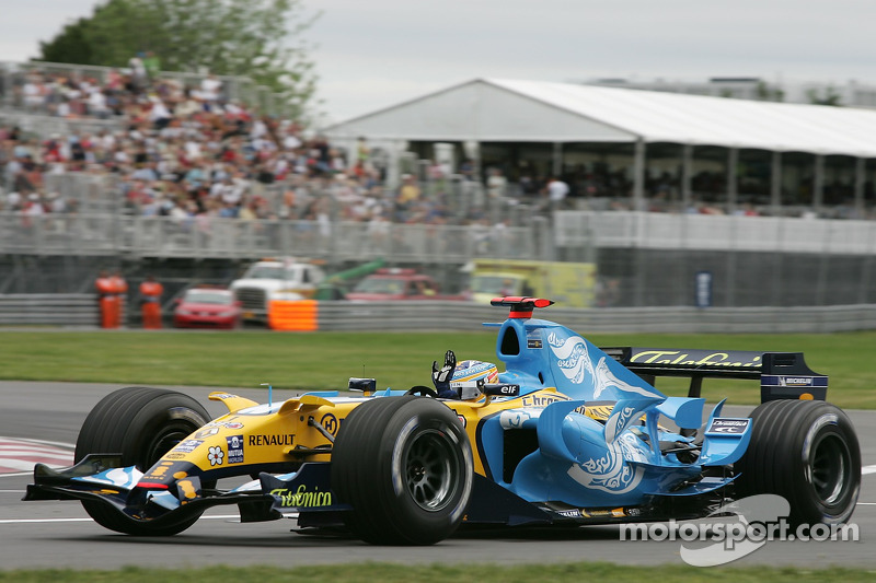 Fernando Alonso saluda a los aficionados