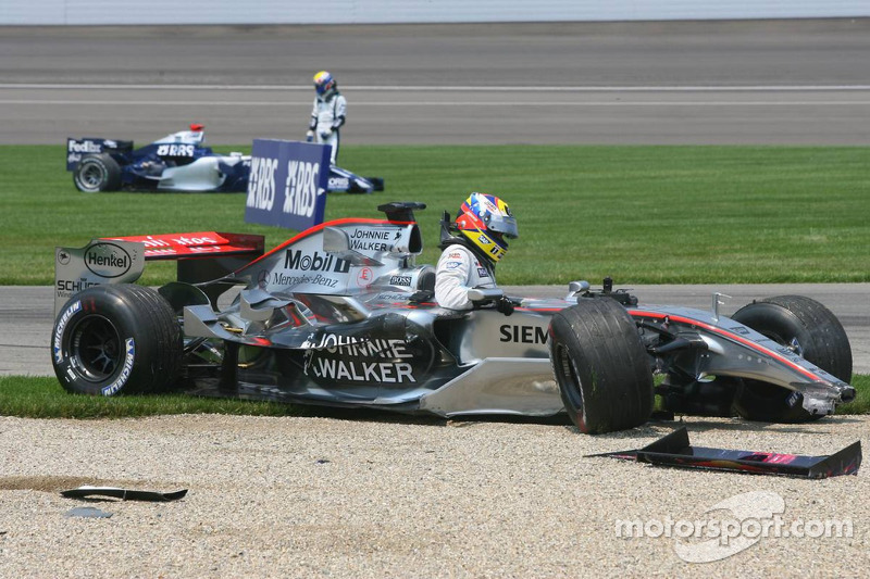 Crash at first corner: Juan Pablo Montoya and Mark Webber