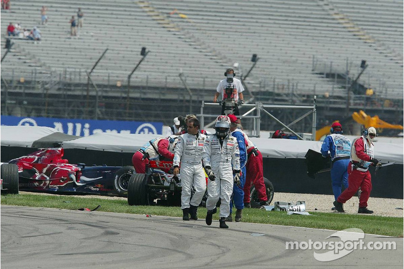 Juan Pablo Montoya und Kimi Räikkönen nach dem Crash in der ersten Kurve