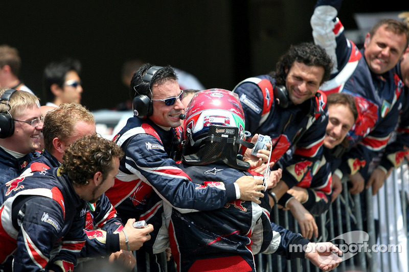 Vitantonio Liuzzi fête le point final avec son équipe