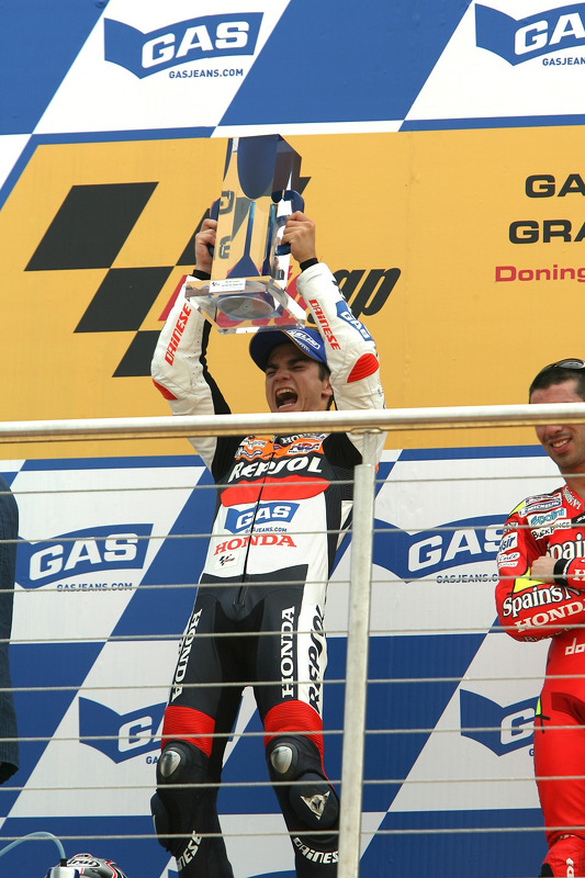 Podium: le vainqueur de la course Dani Pedrosa