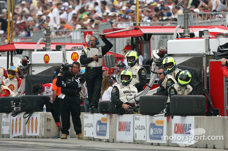 Des membres de l'équipe Newman Haas Racing attendent le prochain arrêt au stand