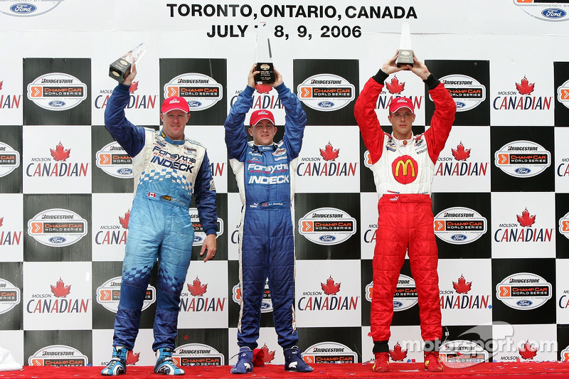 Podium: le vainqueur de la course A.J. Allmendinger avec Paul Tracy et Sébastien Bourdais
