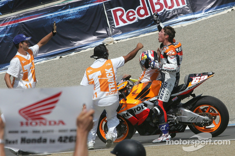 Ganador de la carrera Nicky Hayden celebra