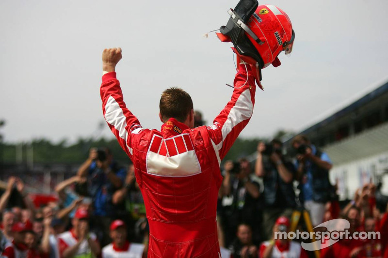 Ganador de la carrera Michael Schumacher celebra