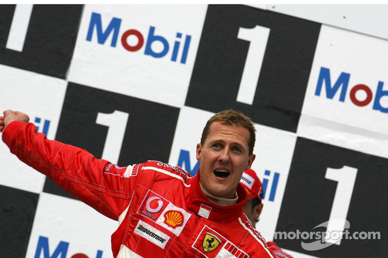 Podio: ganador de la carrera Michael Schumacher celebra