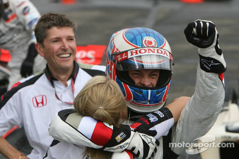 Yarış galibi Jenson Button kutlama yapıyor ve Nick Fry