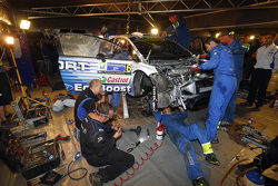 Les mécaniciens M-Sport réparent la Ford de Ott Tanak et Molder Raigo