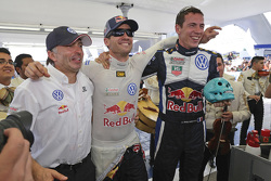 Les vainqueurs Sébastien Ogier et Julien Ingrassia, Volkswagen Polo WRC, Volkswagen Motorsport et leur team manager Jost Caputo