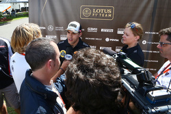 Pastor Maldonado, Lotus F1 Team avec les médias