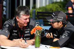 Otmar Szafnauer, Sahara Force India F1 Chief Operating Officer met Sergio Perez, Sahara Force India