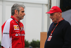 Maurizio Arrivabene, director del equipo Ferrari con Niki Lauda, Mercedes Presidente no ejecutivo