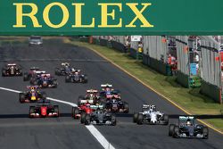 Start: Lewis Hamilton, Mercedes AMG F1 Team leads