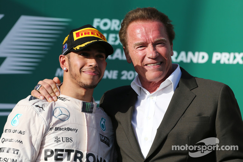 El ganador de la carrera, Lewis Hamilton, Mercedes AMG F1 en el podio con Arnold Schwarzenegger