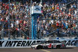 Kevin Harvick, Stewart-Haas Racing Chevrolet lleva la victoria