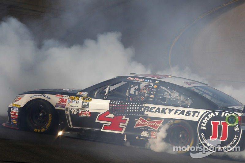 Juara balapan Kevin Harvick, Stewart-Haas Racing Chevrolet merayakans