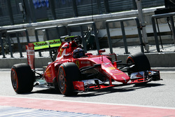 Kimi Raikkonen, de Ferrari SF15-T flujo en el alerón trasero
