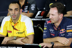 Глава Renault Sport F1 Сириль Абитбуль и спортивный директор Red Bull Racing Кристиан Хорнер