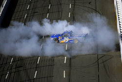 Ganador de la Carrera Joey Logano, Brad Keselowski Racing Ford celebra