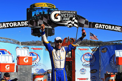 Ganador de la Carrera Joey Logano, Brad Keselowski Racing Ford celebra