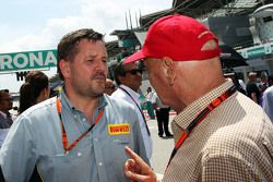 Paul Hembery, director de Pirelli Motorsport con Niki Lauda, Mercedes presidente no ejecutivo en la parrilla