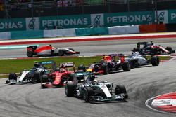 Lewis Hamilton, Mercedes AMG F1 W06, leidt tijdens de start van de race