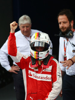 Ganador de la Carrera Sebastian Vettel, Ferrari celebra en parc ferme