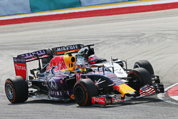 Daniil Kvyat, Red Bull Racing RB11 y Nico Hulkenberg, Sahara Force India F1 VJM08 collide