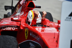 Победитель гонки Себастьян Феттель, Ferrari SF15-T в закрытом парке
