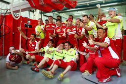 Ganador de la Carrera Sebastian Vettel, Ferrari celebra con el equipo