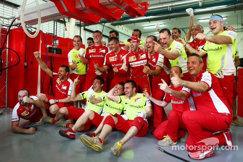 1. Sebastian Vettel, Ferrari, feiert mit dem Team