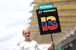 Грид-гёрл Пастор Мальдонадо Lotus F1 Team
