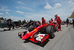 Kimi Raikkonen, Ferrari SF15-T en la parrilla