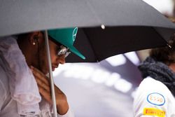 Lewis Hamilton, Mercedes AMG F1 con los pilotos en el himno nacional